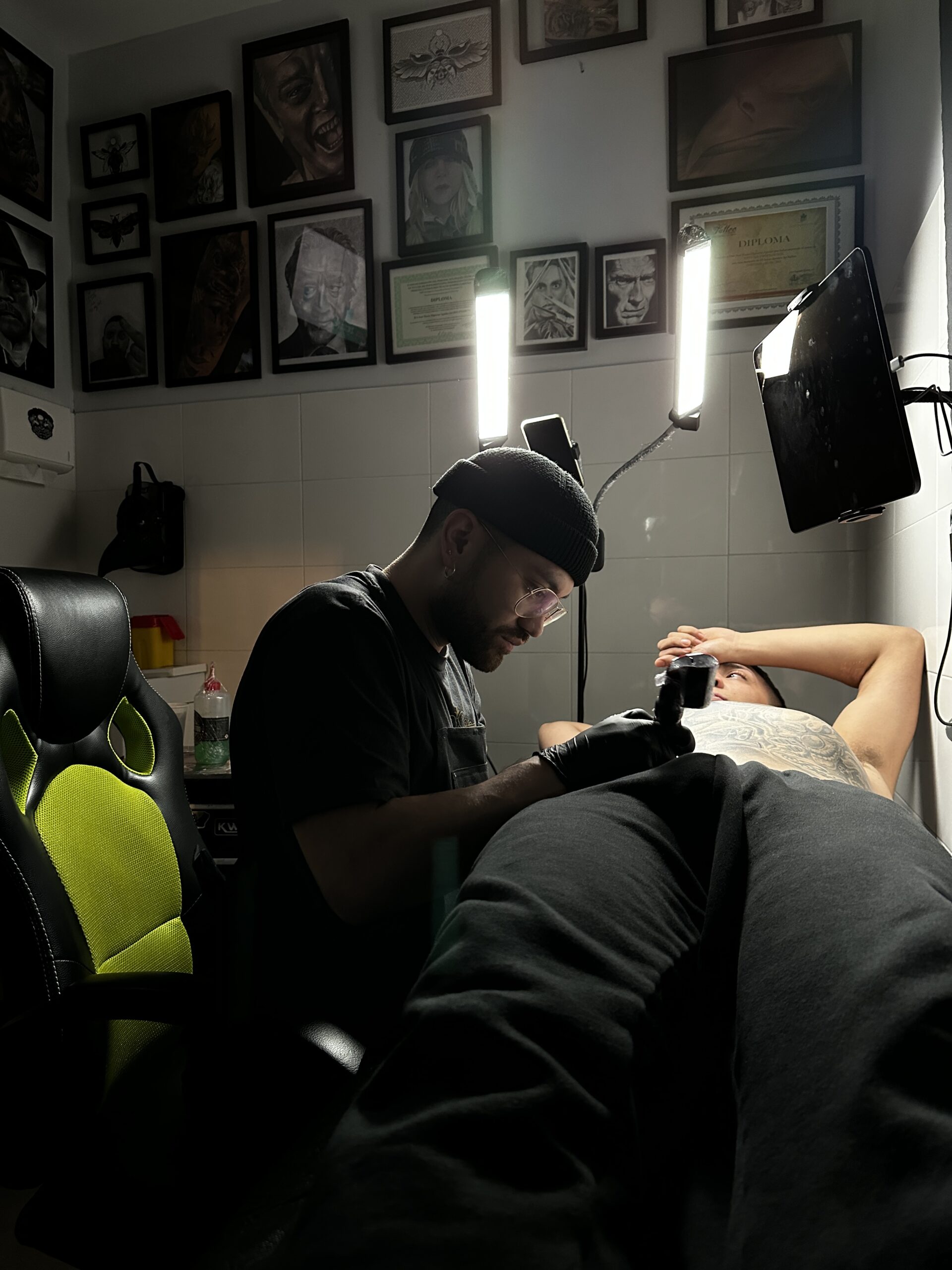 Tatuador tatuando en cabina