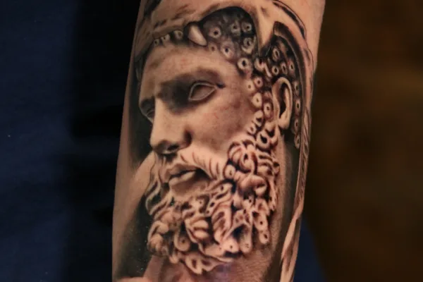 Tatuajes en blanco y negro vs. tatuajes a color: ¿Cuál es mejor para ti?