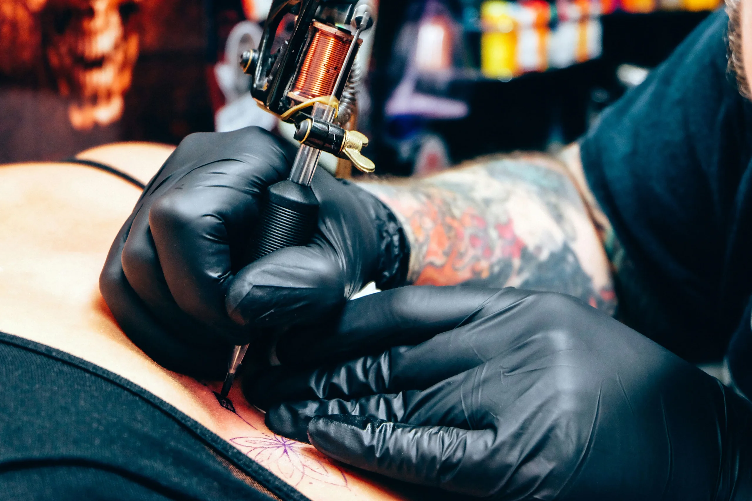 tatuador en medio de un tatuaje