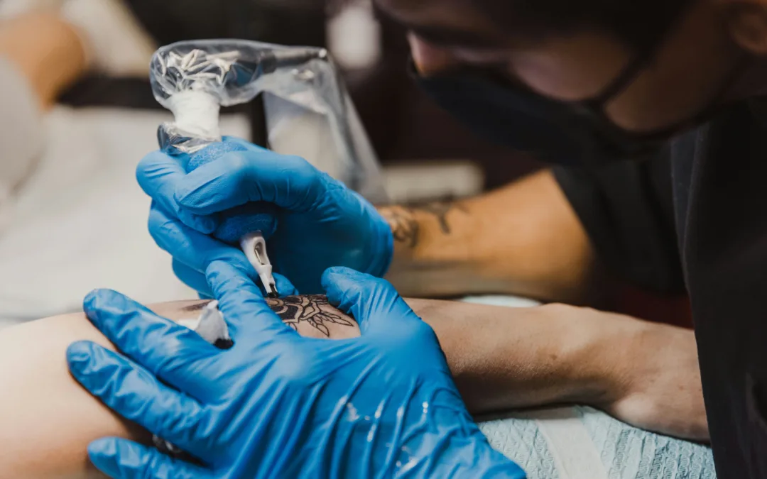 Tatuarse el pene representa riesgos