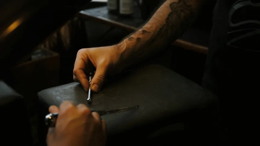 Marcado de los dos puntos de entrada de un piercing industrial en el cartilago de la oreja