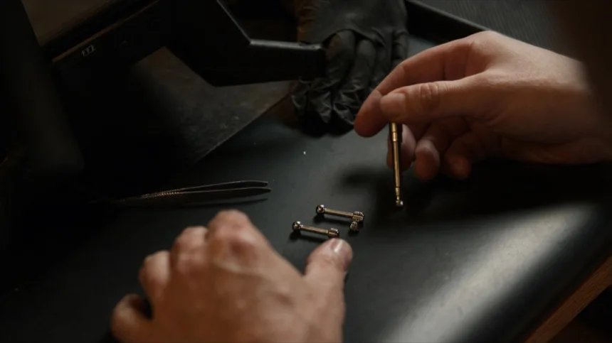 Barras de titanio grado implante preparadas como joya para un piercing industrial