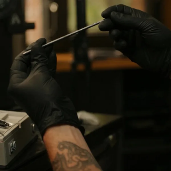 Piercing Industrial: Guía Completa de la Barra de la Oreja — piercing industrial