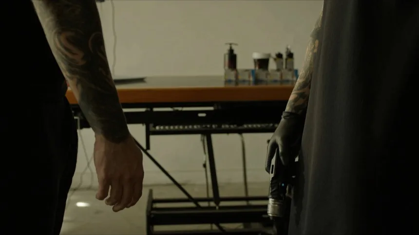 Artista y tecnico valorando si quitar un tatuaje o taparlo con un cover-up