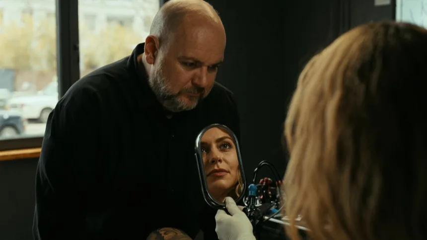 Clienta valorando el resultado antes del mantenimiento anual del retoque de microblading