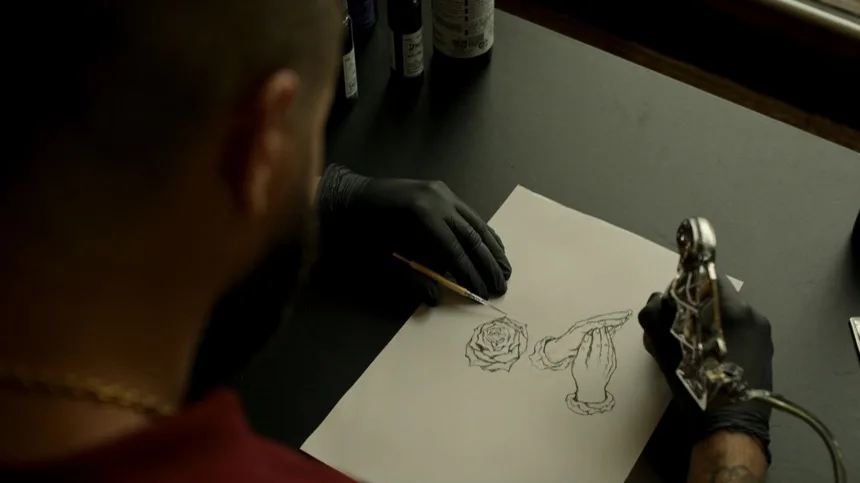 Aguja unica y grises suaves, el material tipico del tatuaje chicano