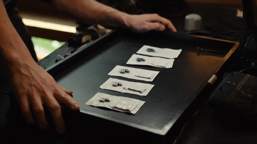 Gesto repetido punto a punto que define la tecnica del tatuaje dotwork