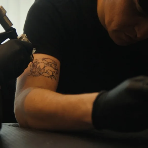 Tatuaje Fine Line: Qué Es y Por Qué Triunfa el Minimalismo — tatuaje fine line