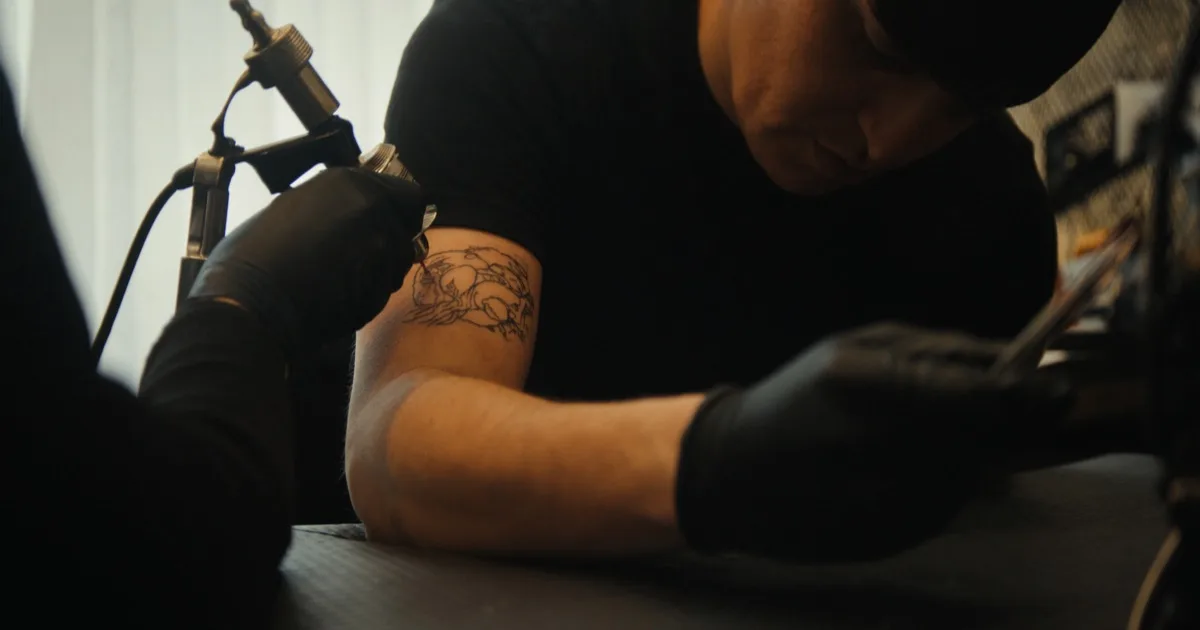 Tatuaje Fine Line: Qué Es y Por Qué Triunfa el Minimalismo — tatuaje fine line