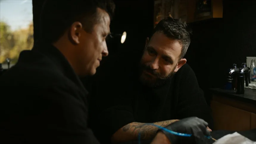 Conversacion en el estudio para plantear tatuajes oscuros de Halloween con criterio