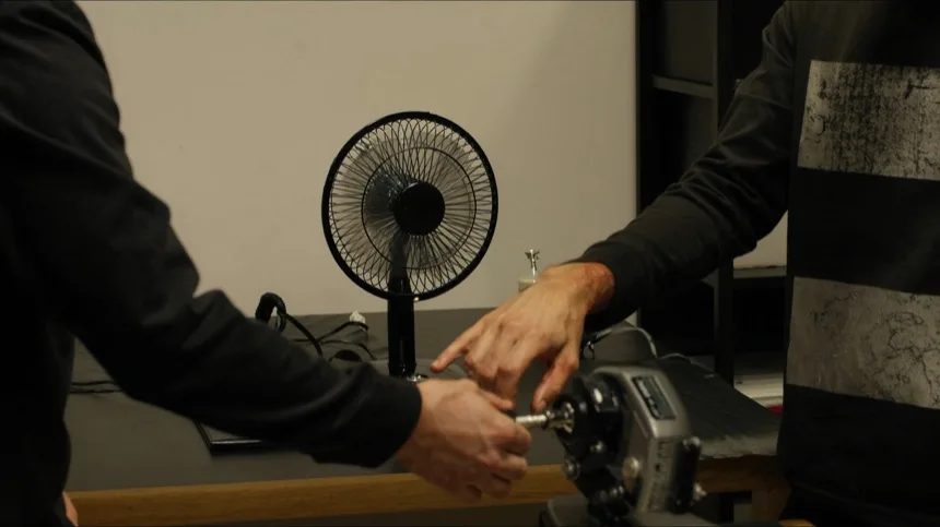 Tatuador trabajando con calor: por que tatuarse en verano en agosto exige mas control