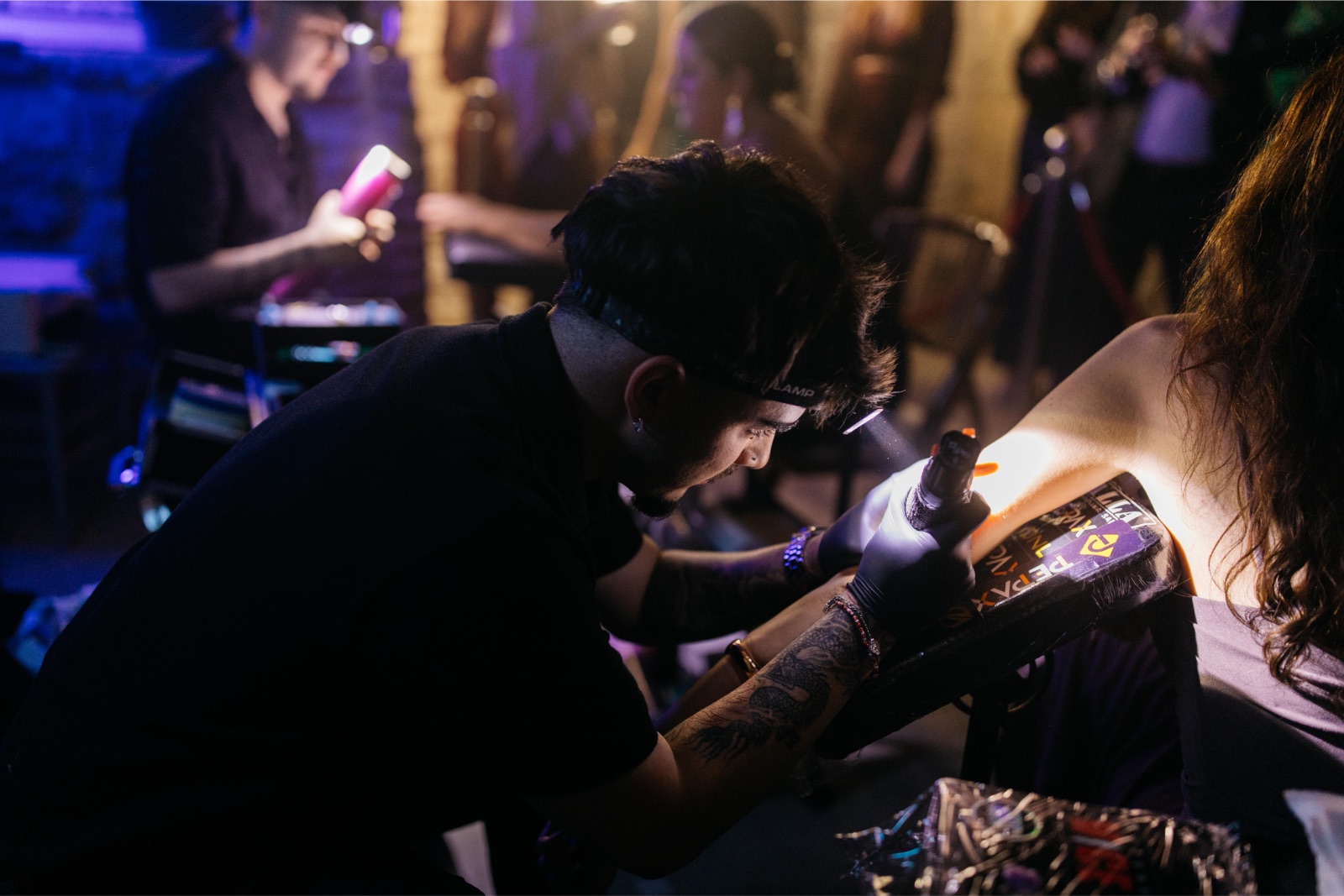 Tatuador de Bizio tatuando en directo en una fiesta privada