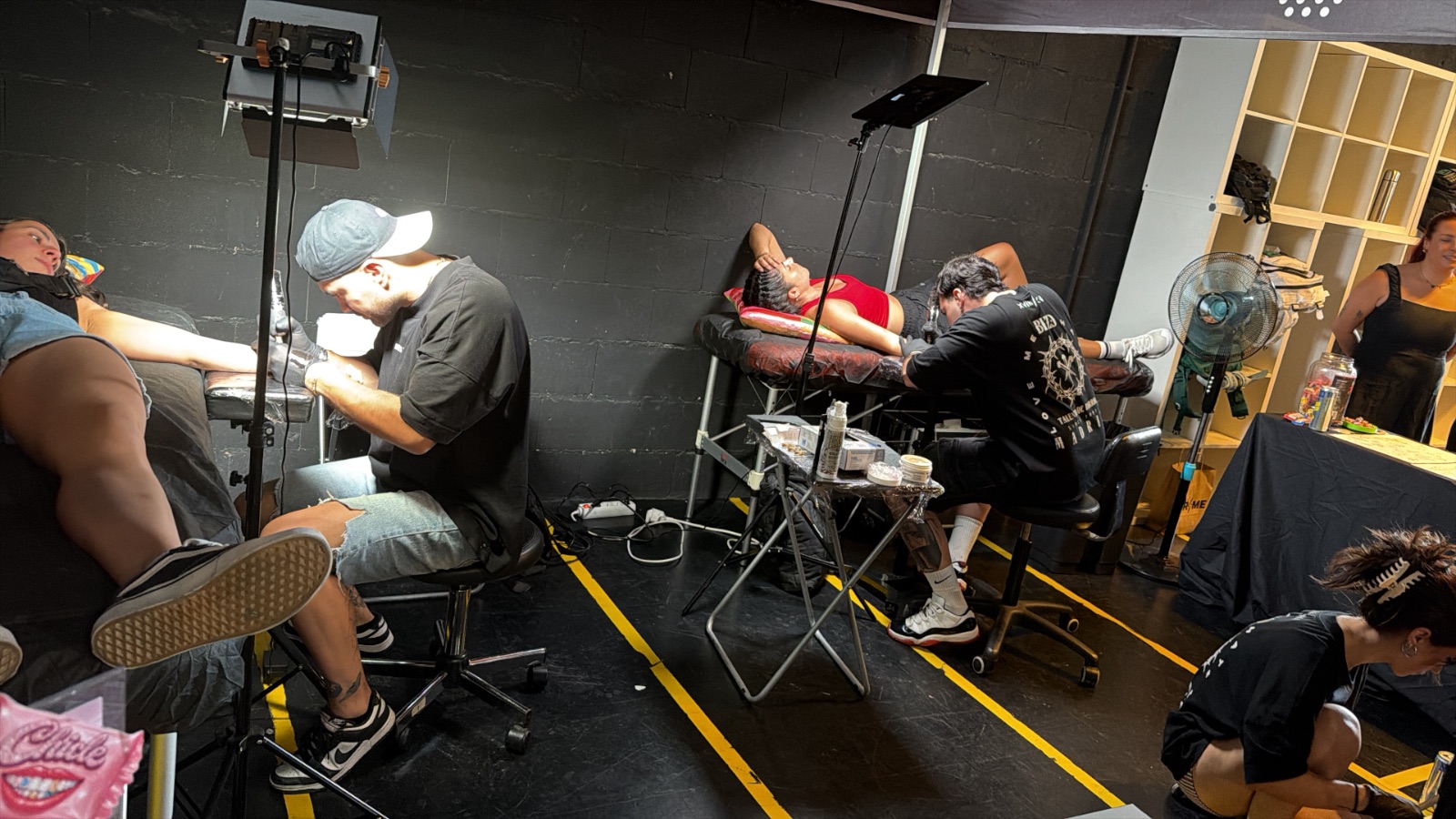 Pop-up de tatuajes de Bizio Madrid con varios tatuadores en un evento