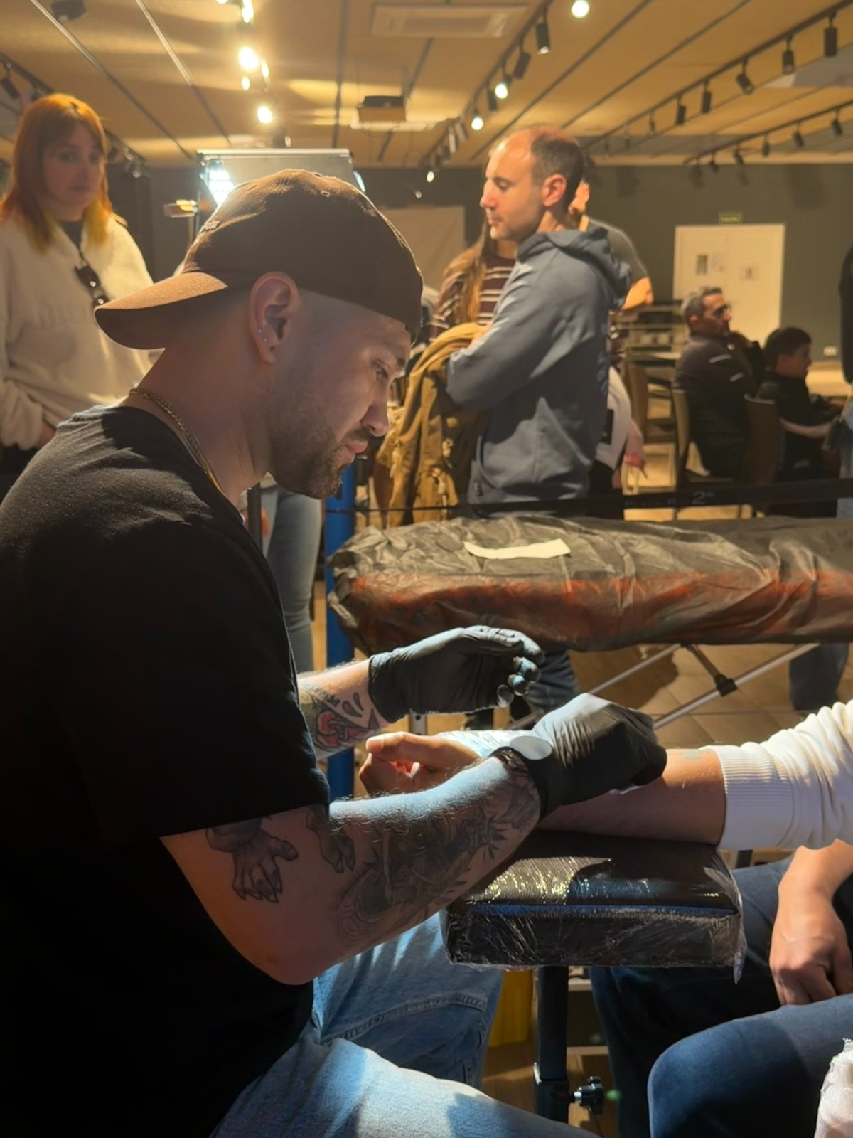Tatuando en directo en un evento de empresa