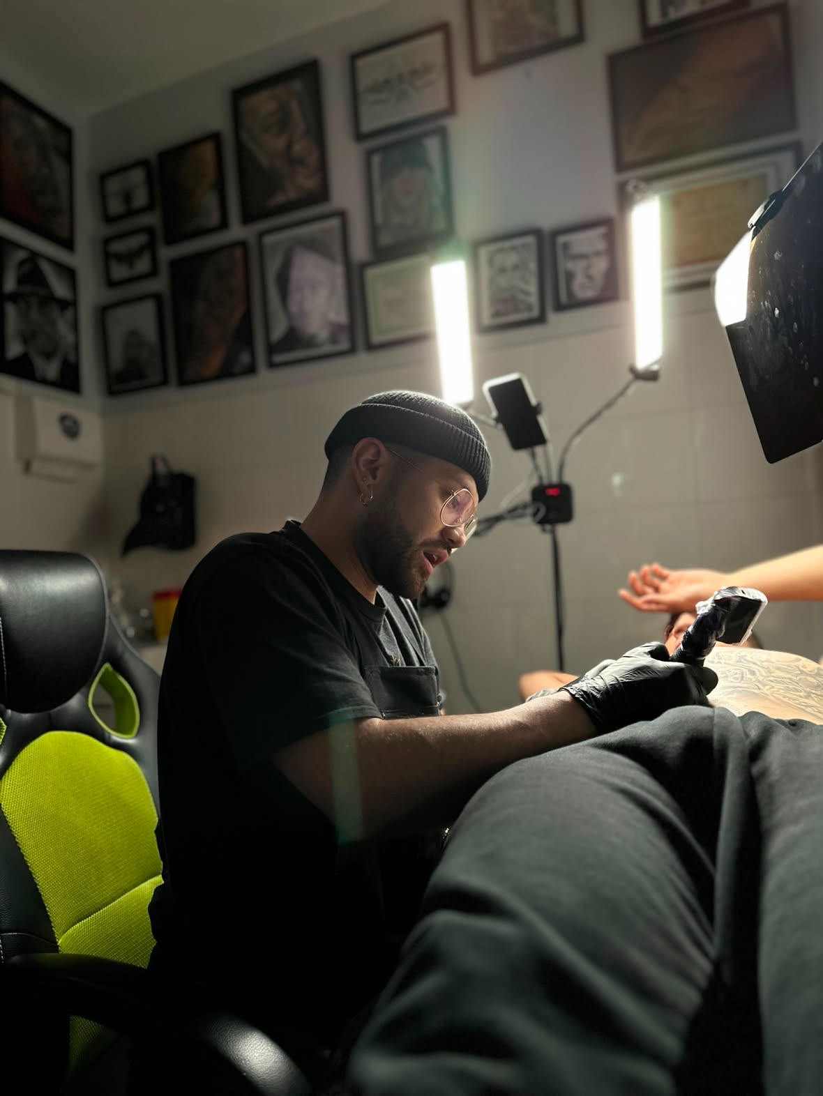 Sesión de tatuaje de Bizio Madrid