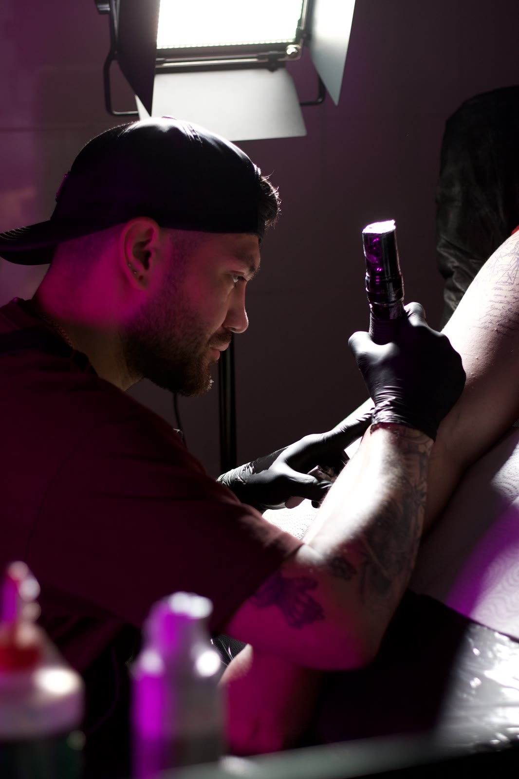 Tatuador de Bizio Madrid tatuando en directo en un evento